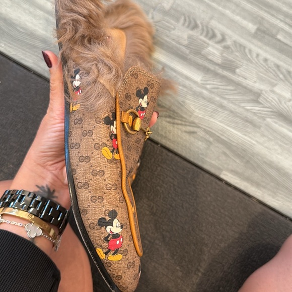 Gucci x Disney PRINCETOWN mule slide with Mickey Mouse and lamb wool lining - Picture 8 of 10